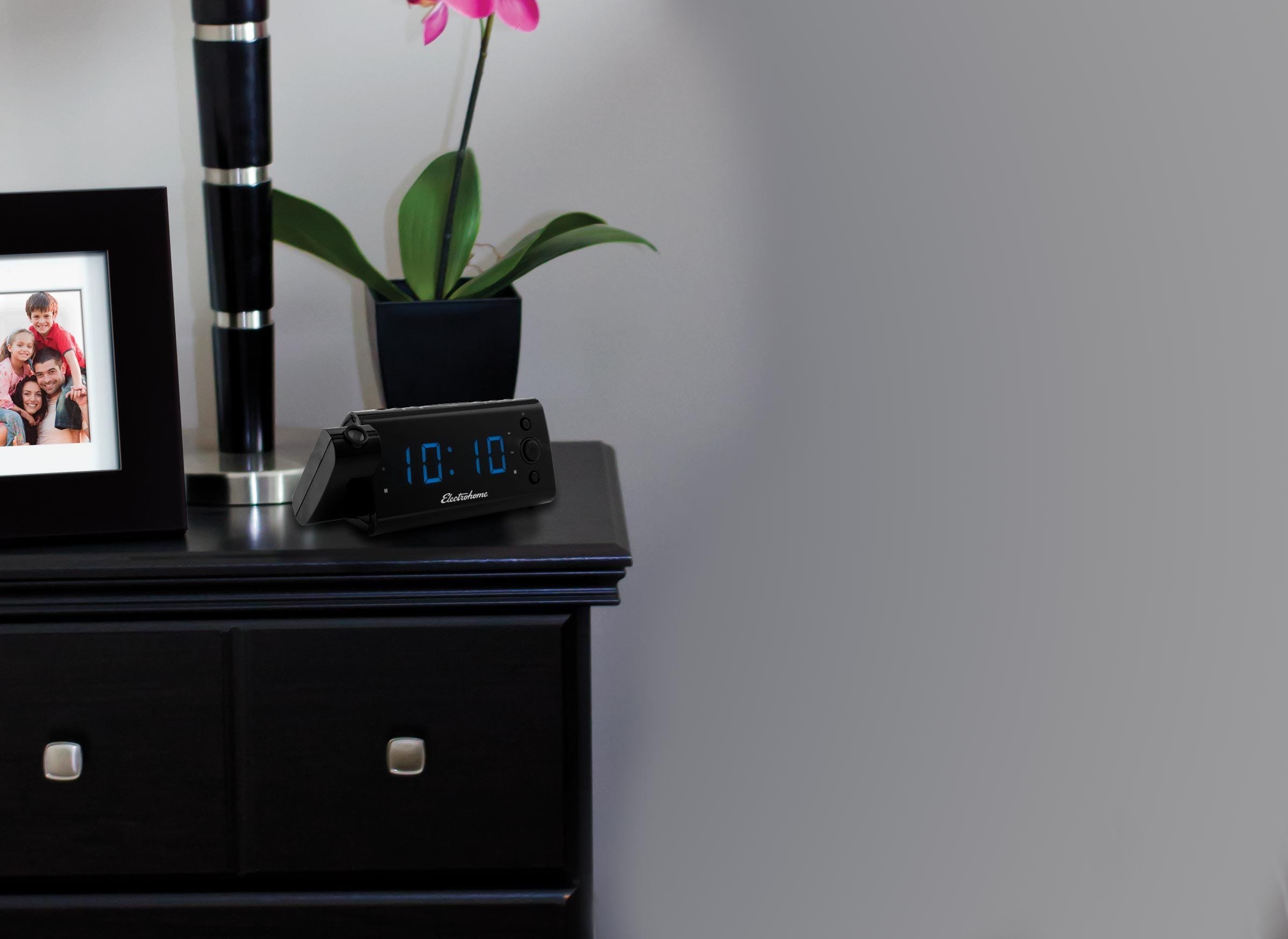 USB Charging Clock Radio (EAAC475)